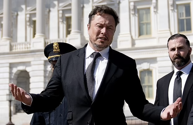 Elon Raises Alarm as Biden Administration Confirms Transport of 320,000 Unscreened Migrants to the US